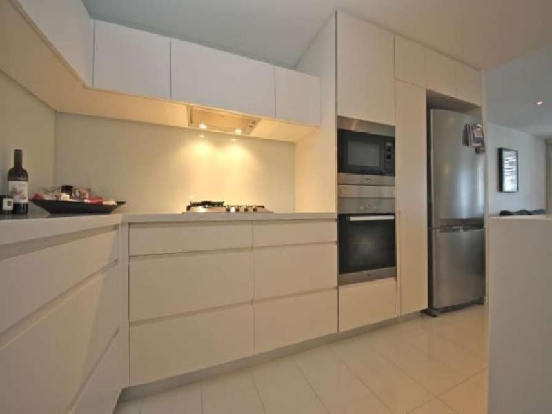 4 Charles Avenue, Broadbeach QLD 4218