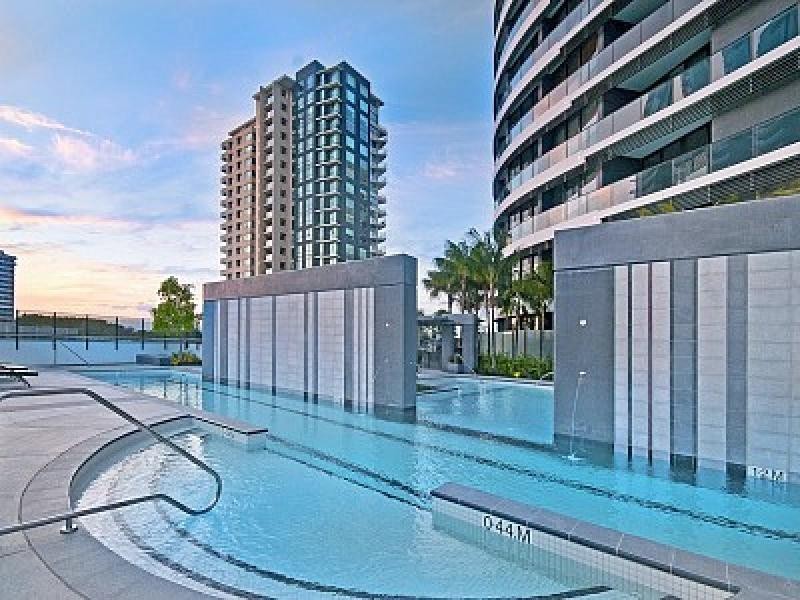 4 Charles Avenue, Broadbeach QLD 4218