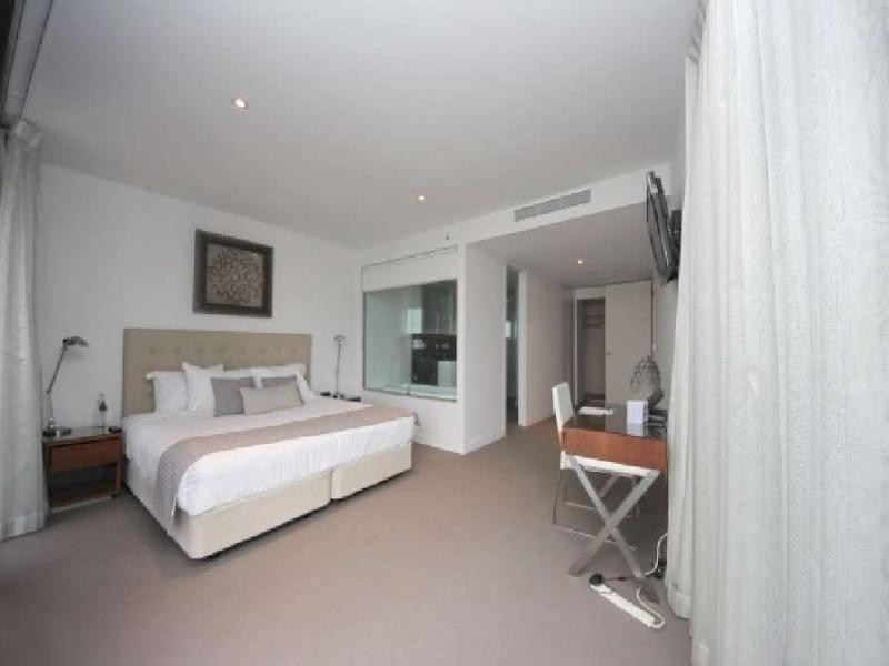 1305/2 Oracle Tower 2, Charles Ave, Broadbeach QLD 4218