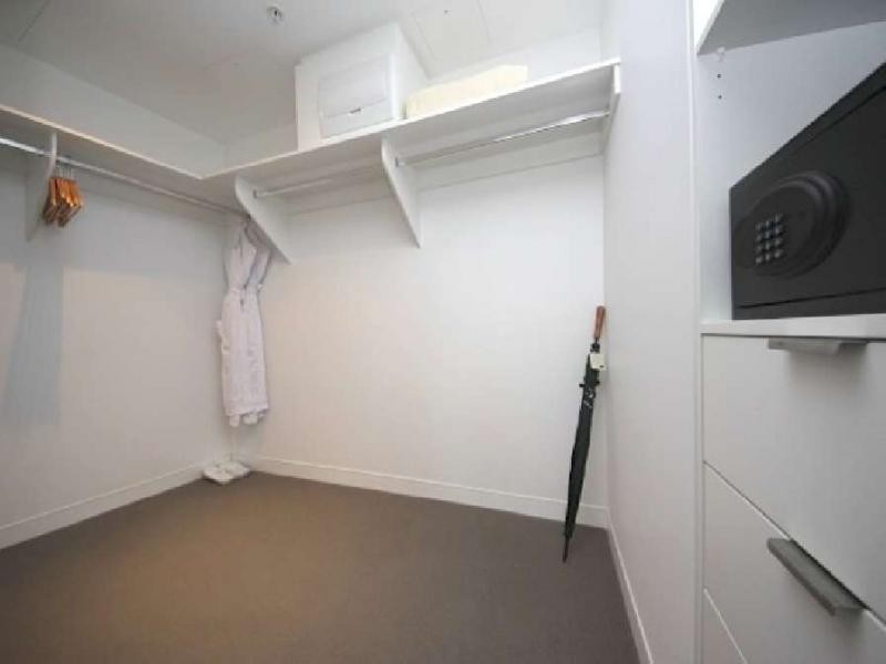 1305/2 Oracle Tower 2, Charles Ave, Broadbeach QLD 4218