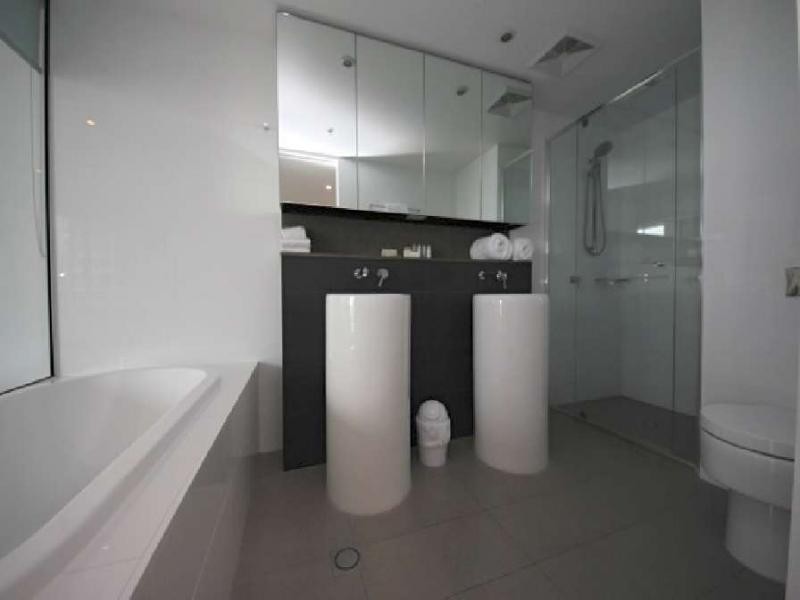 1305/2 Oracle Tower 2, Charles Ave, Broadbeach QLD 4218