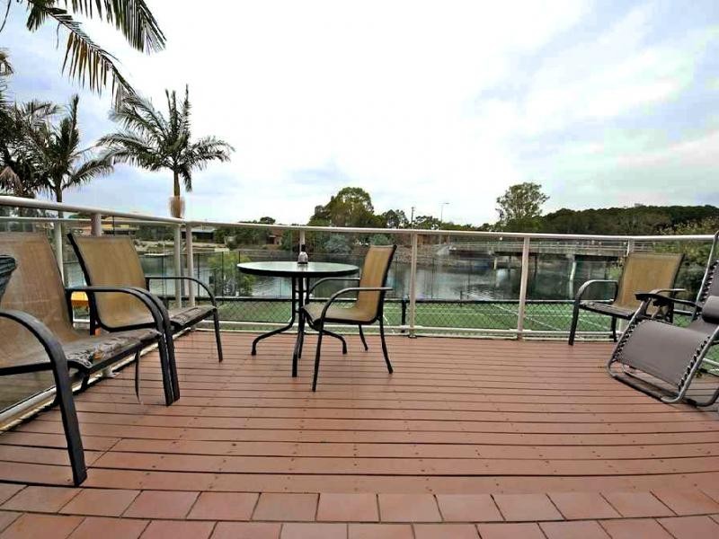 300 Cottesloe Drive, Mermaid Waters QLD 4218