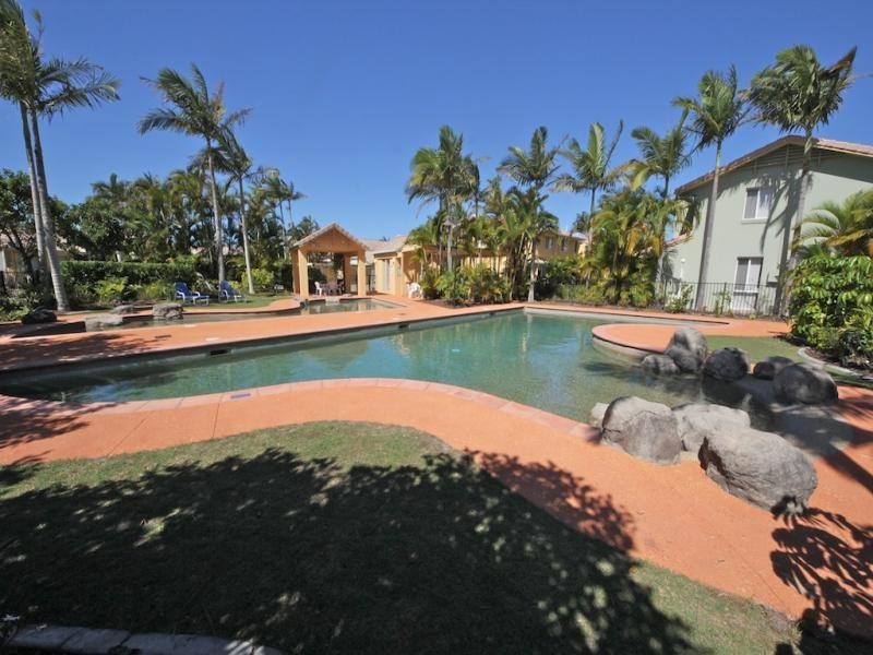 215 Cottesloe Drive, Mermaid Waters QLD 4218