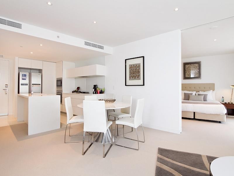 72/4 Charles Avenue, Broadbeach QLD 4218