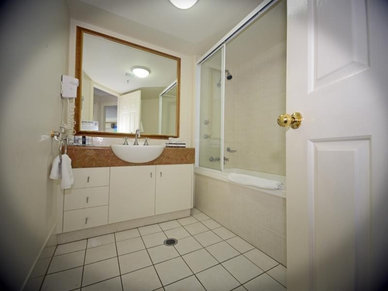 1043/2623 GOLD COAST HIGHWAY, Broadbeach QLD 4218