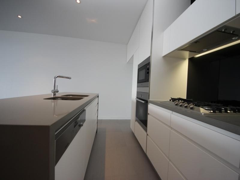 4 Charles Avenue, Broadbeach QLD 4218