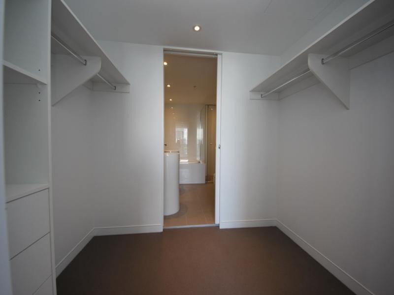 4 Charles Avenue, Broadbeach QLD 4218