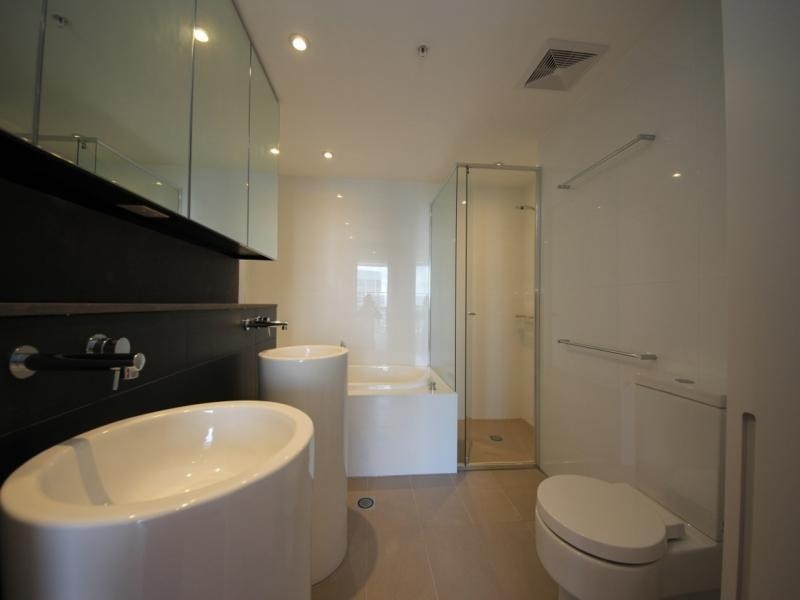 4 Charles Avenue, Broadbeach QLD 4218