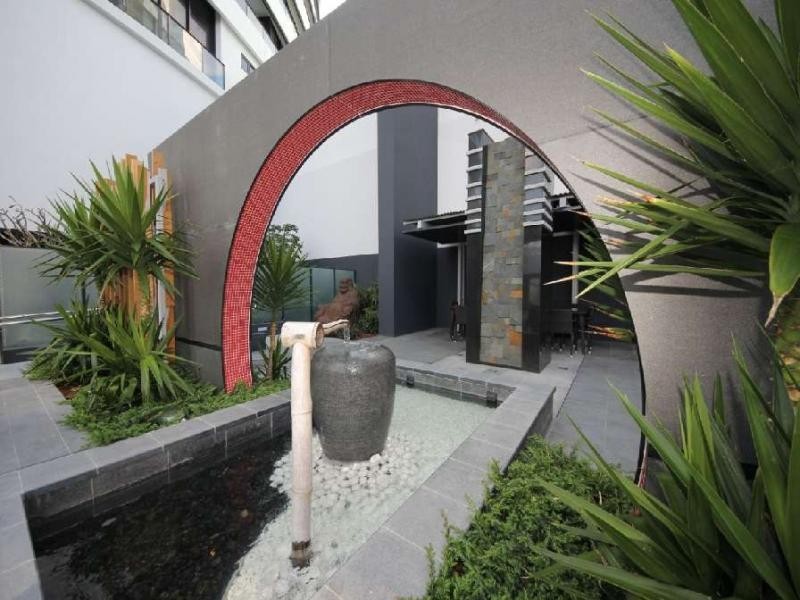 4 Charles Avenue, Broadbeach QLD 4218