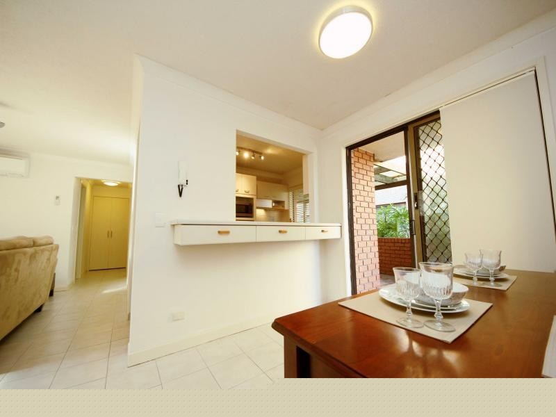 2/31 Armrick Ave, Broadbeach QLD 4218