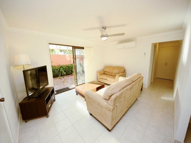 2/31 Armrick Ave, Broadbeach QLD 4218