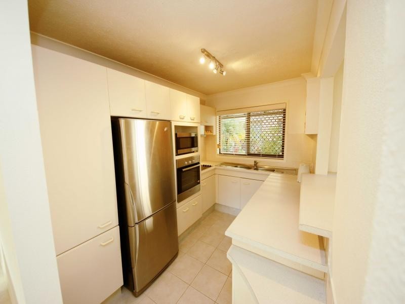 2/31 Armrick Ave, Broadbeach QLD 4218