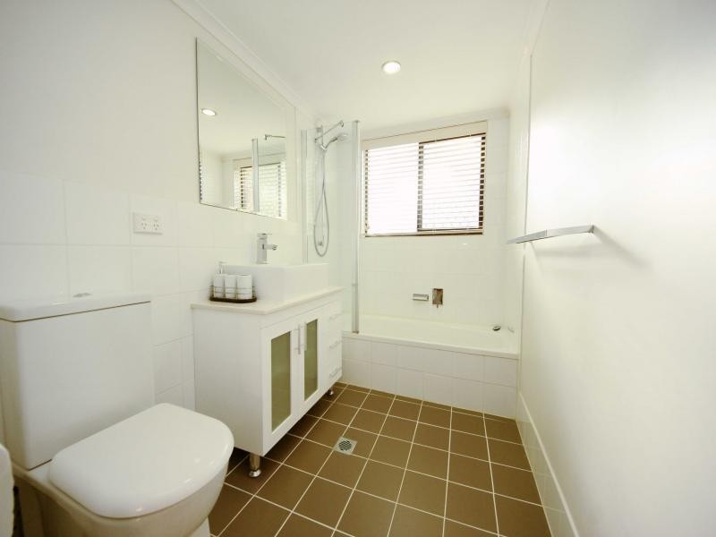 2/31 Armrick Ave, Broadbeach QLD 4218