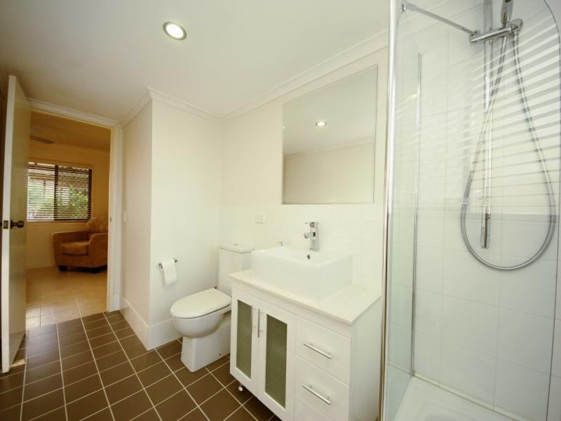 2/31 Armrick Ave, Broadbeach QLD 4218