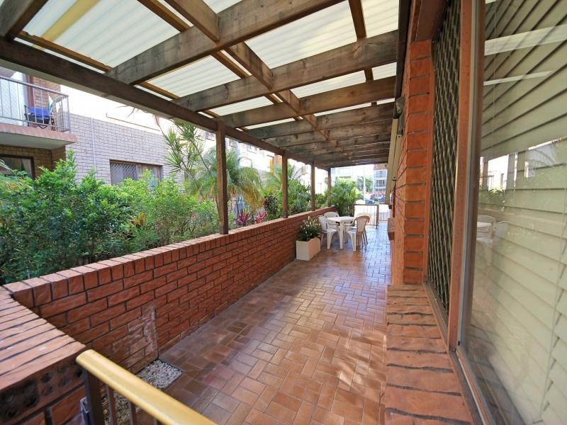 2/31 Armrick Ave, Broadbeach QLD 4218