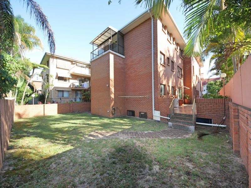 2/31 Armrick Ave, Broadbeach QLD 4218