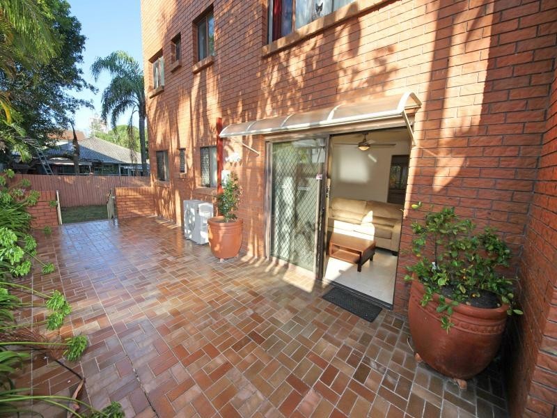 2/31 Armrick Ave, Broadbeach QLD 4218