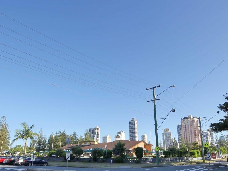 2/31 Armrick Ave, Broadbeach QLD 4218