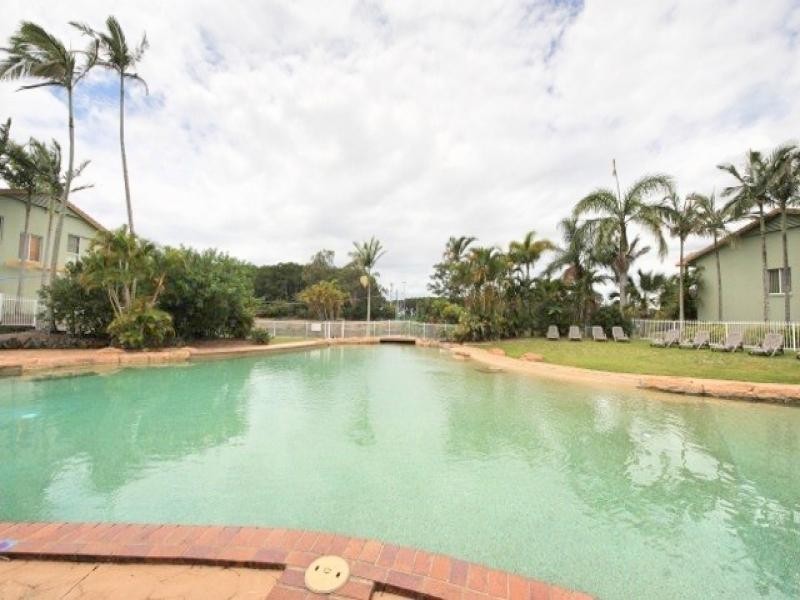 215 Cottesloe Drive, Mermaid Waters QLD 4218