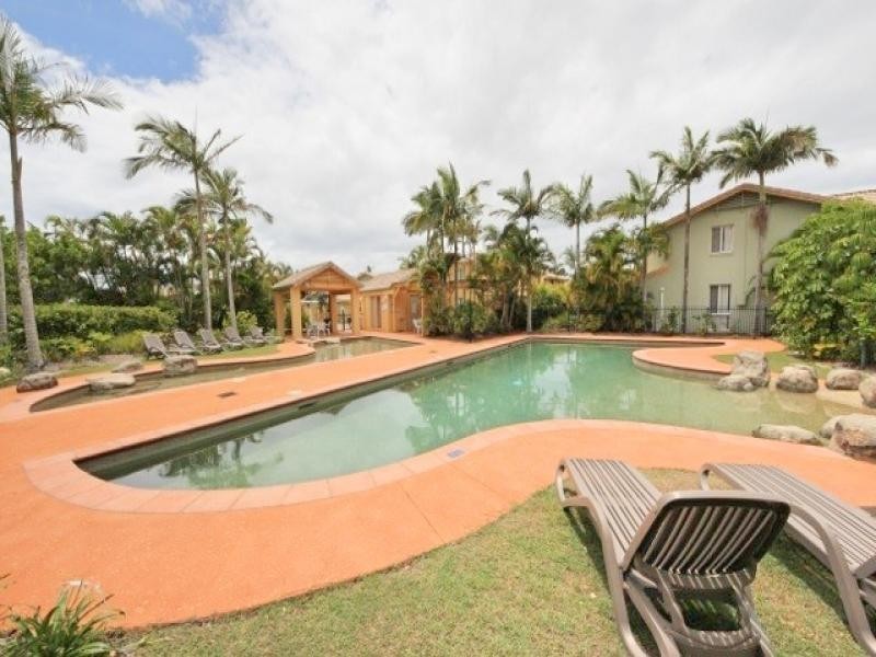 215 Cottesloe Drive, Mermaid Waters QLD 4218