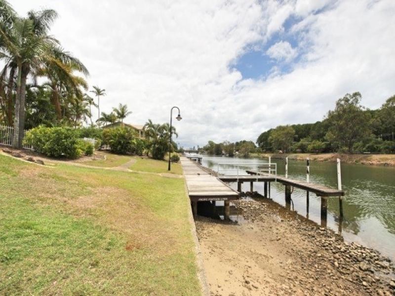 215 Cottesloe Drive, Mermaid Waters QLD 4218