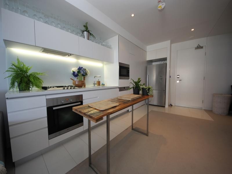 10705/4 Charles Avenue, Broadbeach QLD 4218