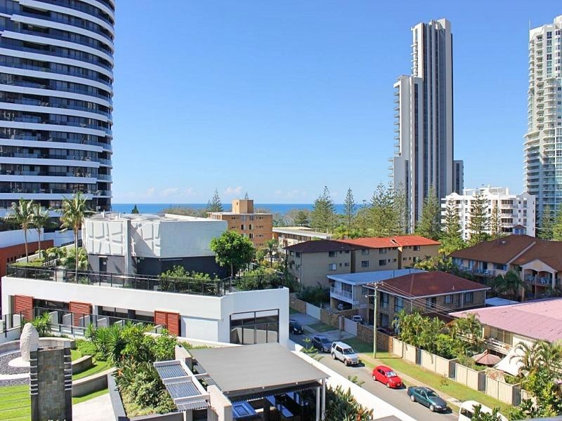 4 Oracle, Charles Ave, Broadbeach QLD 4218