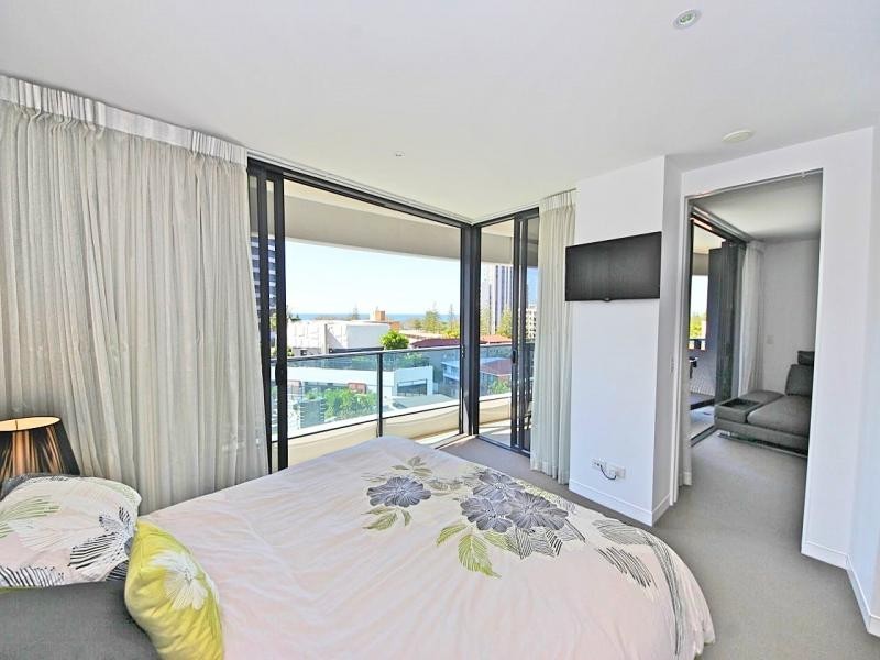 4 Oracle, Charles Ave, Broadbeach QLD 4218