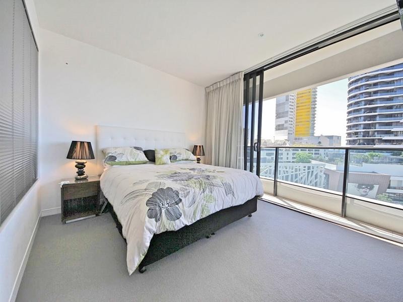 4 Oracle, Charles Ave, Broadbeach QLD 4218