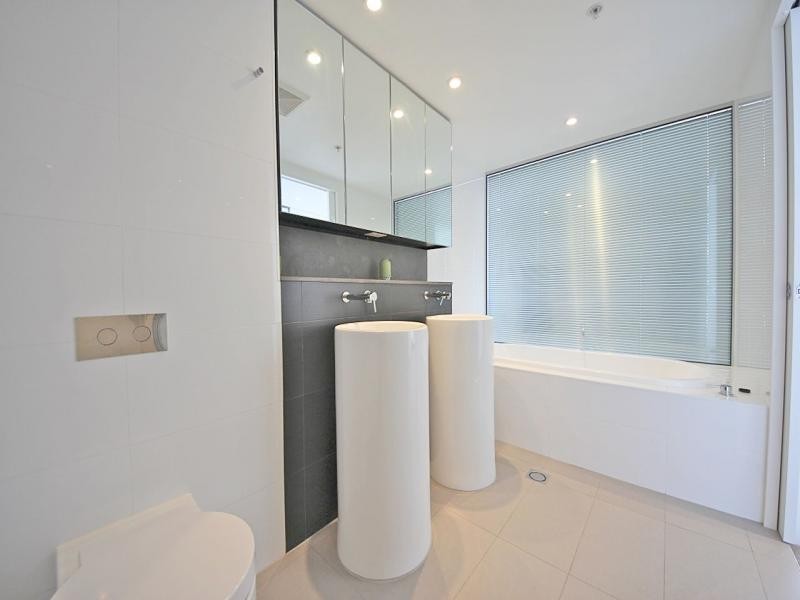 4 Oracle, Charles Ave, Broadbeach QLD 4218