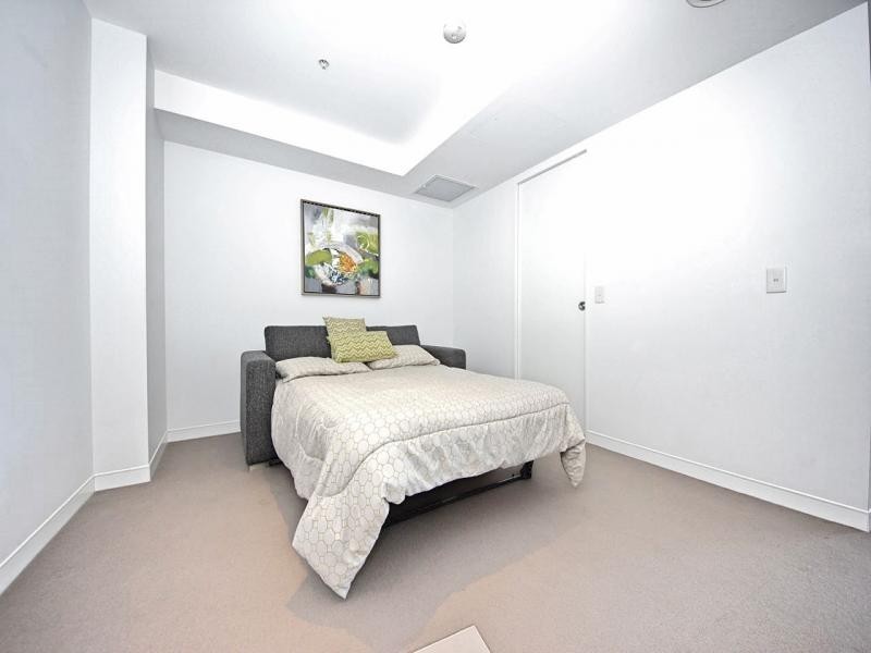 4 Oracle, Charles Ave, Broadbeach QLD 4218