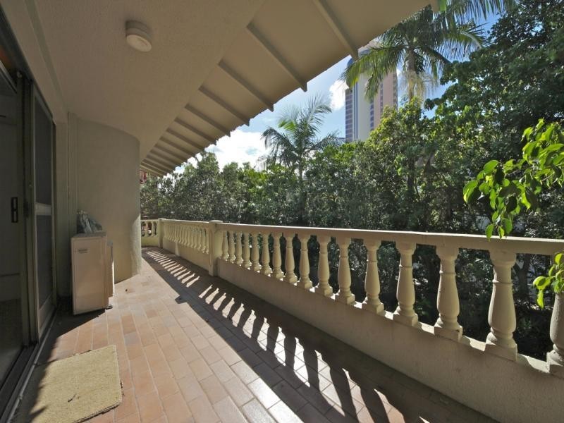 27 Second Avenue, Broadbeach QLD 4218