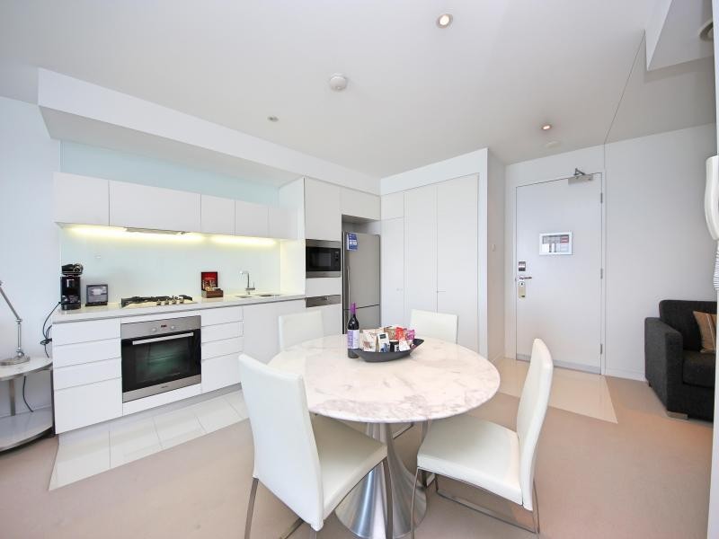 4 Oracle, Charles Ave, Broadbeach QLD 4218