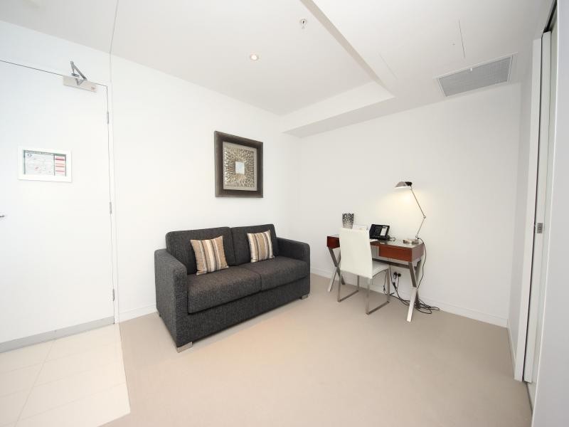 4 Oracle, Charles Ave, Broadbeach QLD 4218