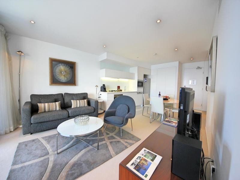 4 Oracle, Charles Ave, Broadbeach QLD 4218