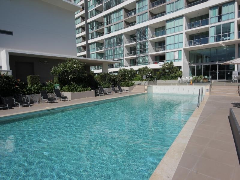 33 T E Peters Drive, Broadbeach Waters QLD 4218