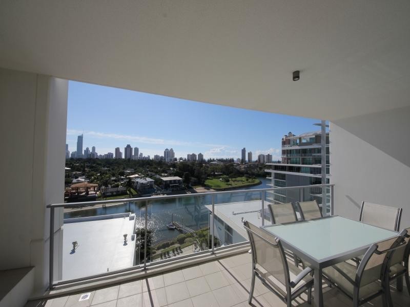 33 T E Peters Drive, Broadbeach Waters QLD 4218