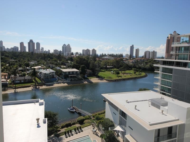 33 T E Peters Drive, Broadbeach Waters QLD 4218