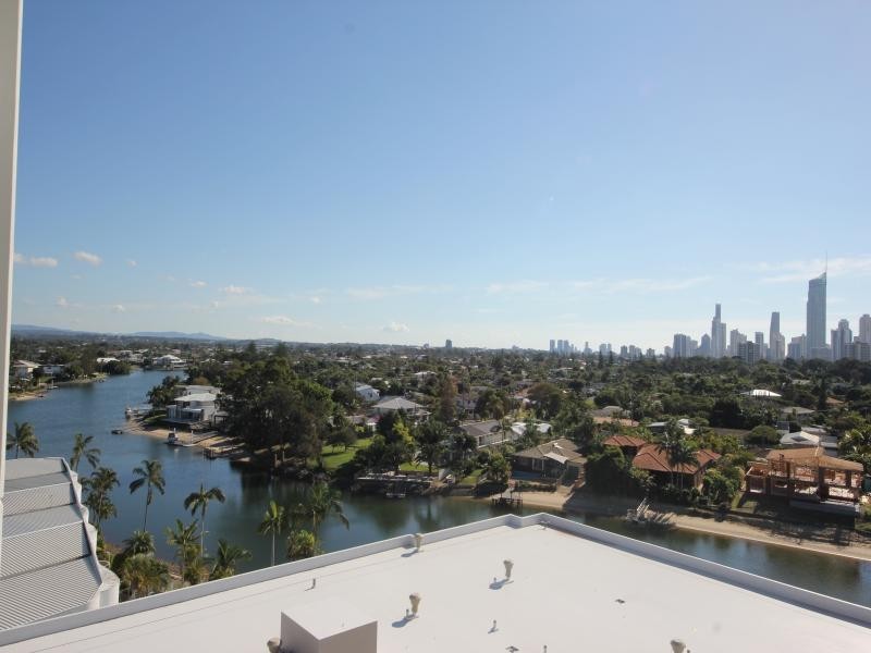 33 T E Peters Drive, Broadbeach Waters QLD 4218