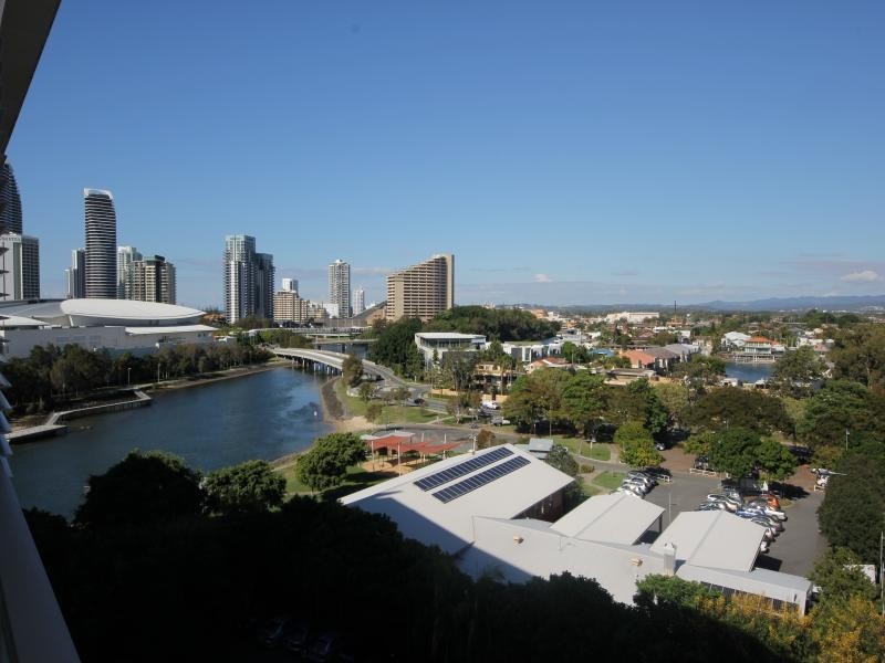 33 T E Peters Drive, Broadbeach Waters QLD 4218