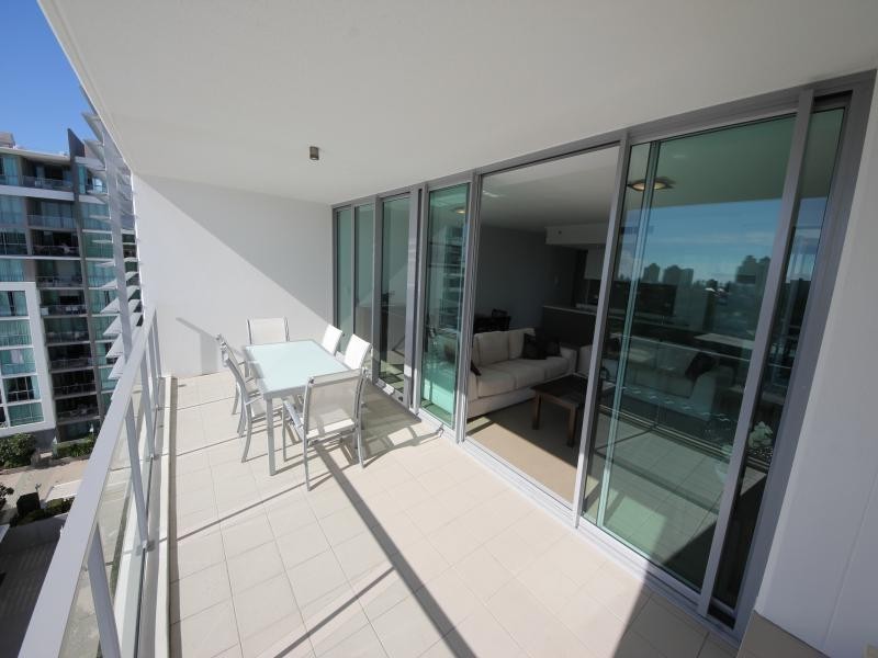 33 T E Peters Drive, Broadbeach Waters QLD 4218