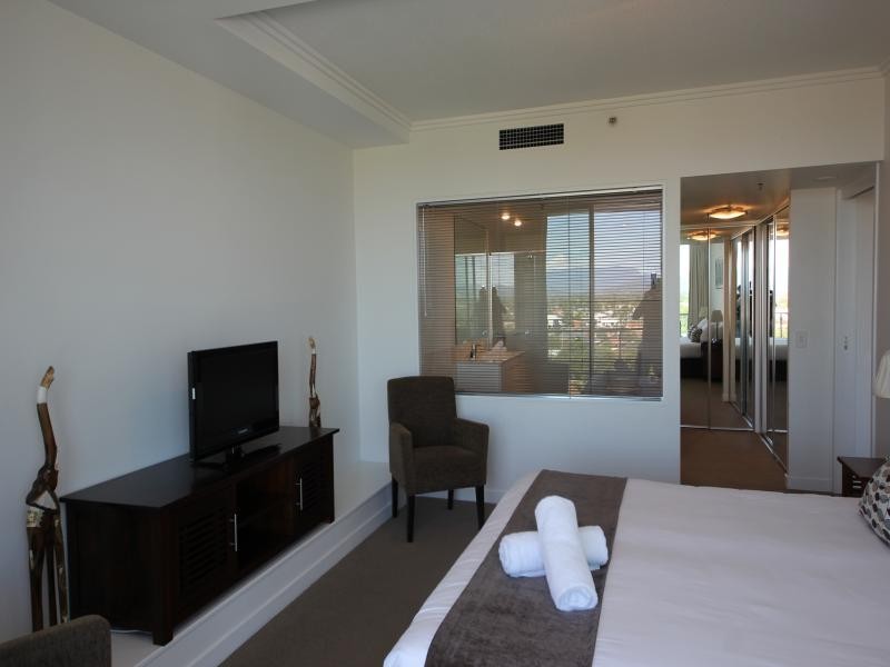 33 T E Peters Drive, Broadbeach Waters QLD 4218