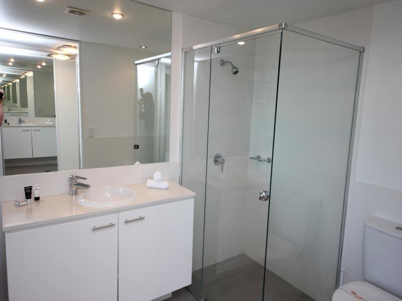 33 T E Peters Drive, Broadbeach Waters QLD 4218