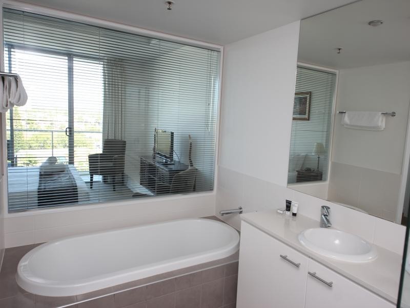 33 T E Peters Drive, Broadbeach Waters QLD 4218