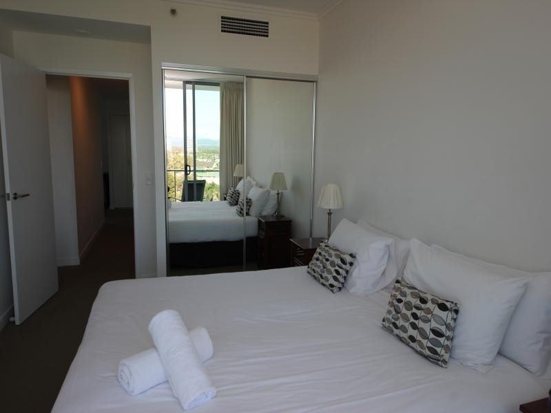 33 T E Peters Drive, Broadbeach Waters QLD 4218