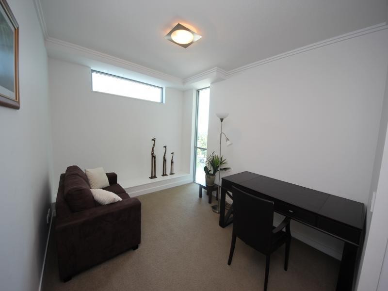 33 T E Peters Drive, Broadbeach Waters QLD 4218