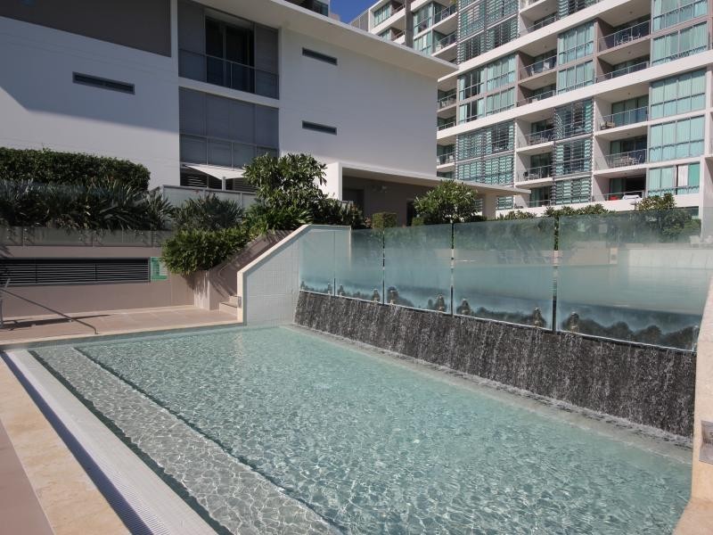 33 T E Peters Drive, Broadbeach Waters QLD 4218