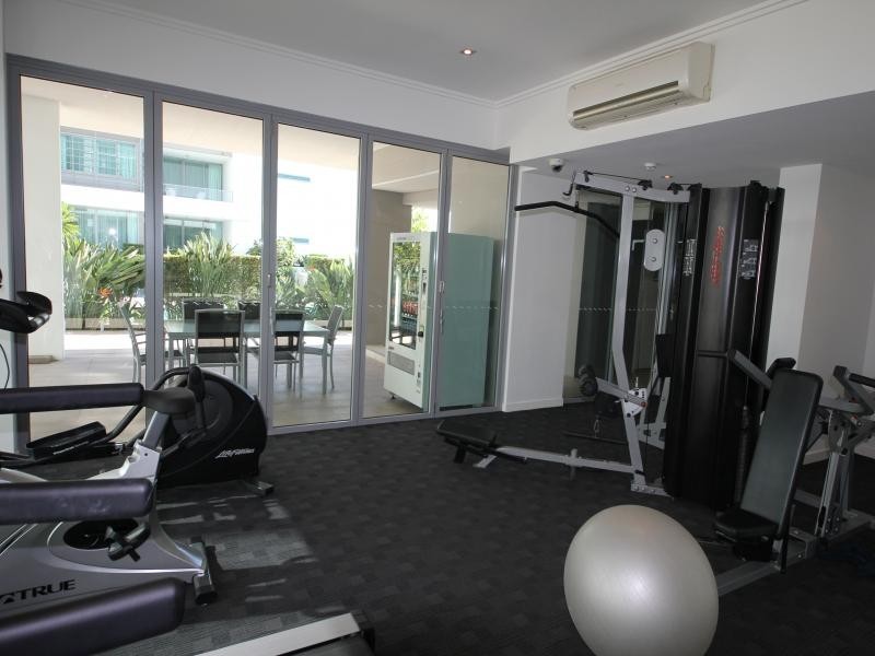 33 T E Peters Drive, Broadbeach Waters QLD 4218