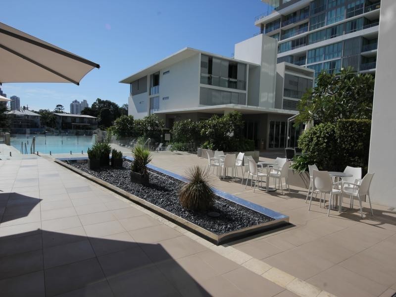 33 T E Peters Drive, Broadbeach Waters QLD 4218