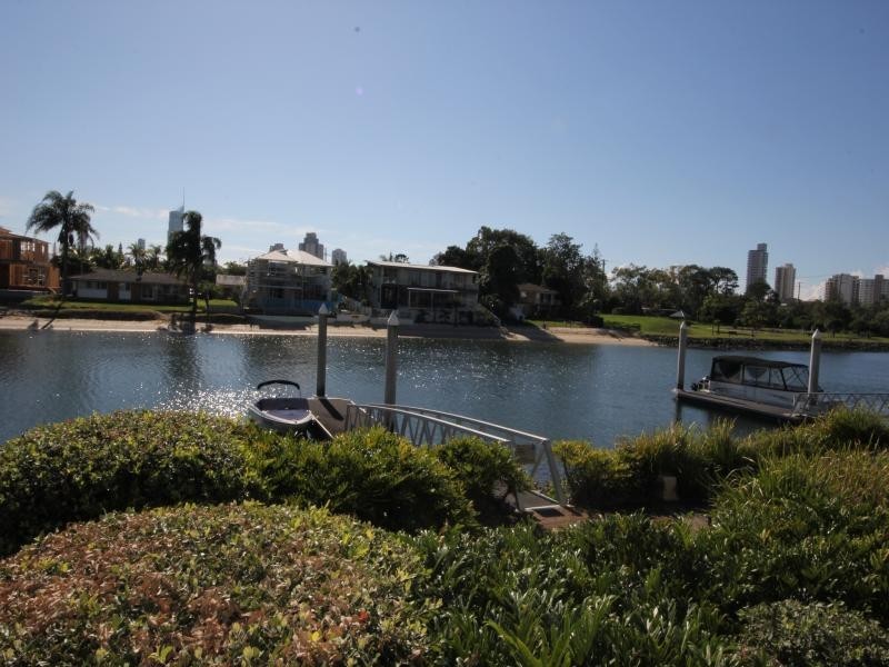 33 T E Peters Drive, Broadbeach Waters QLD 4218
